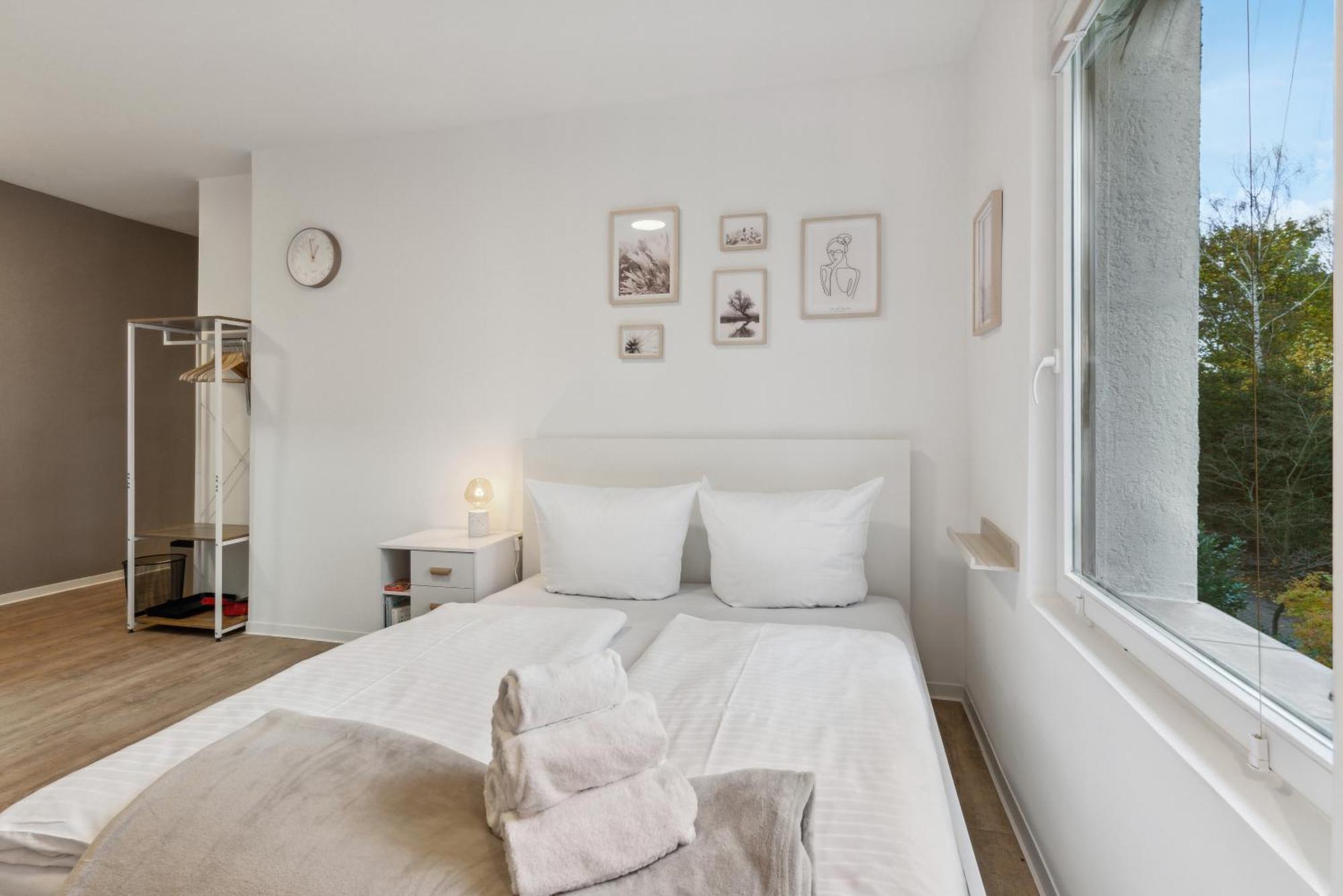 Vorstadtoase Fuer 2 - Netflix, Parkplatz, Naehe Ber, Queensize-Bett Eichwalde Exterior photo